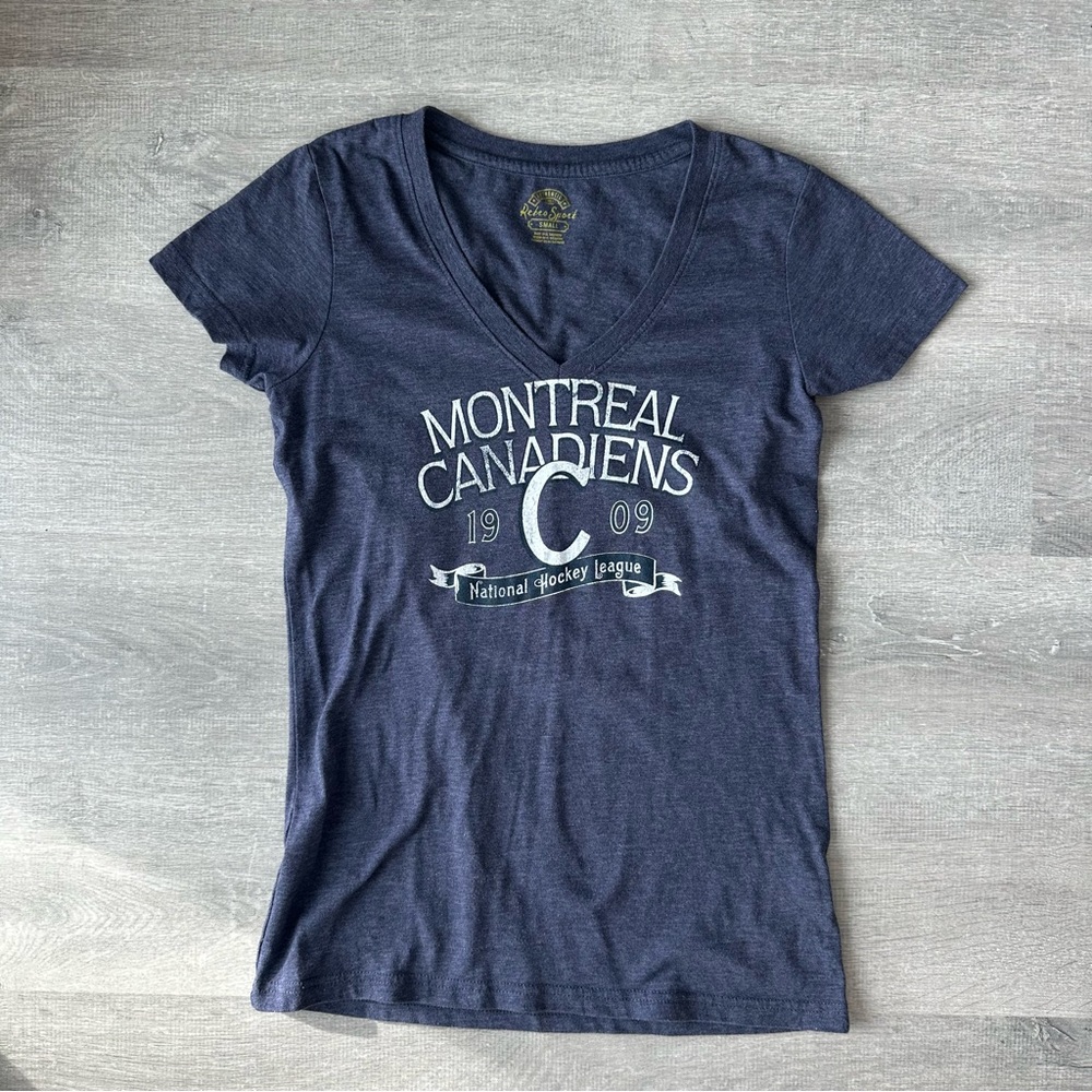 Retro Sports Montreal Canadiens Graphic V-Neck Tee size S